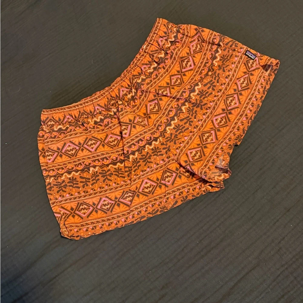 Patagonia Women's Barely Baggies shorts in the Mangrove Tiki pattern - Picture 3 of 10